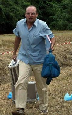 Il medico legale dottor Ratti e, sopra, un’ambulanza