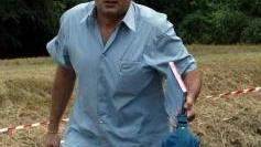 Il medico legale dottor Ratti e, sopra, un’ambulanza