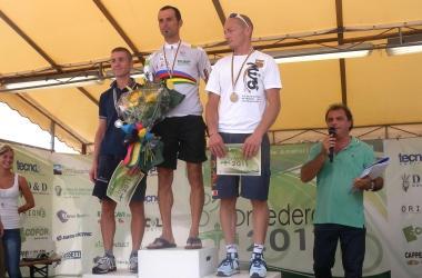 Lassessore allo sport Franconi mentre premia Baglini; a sinistra il podio della categoria A2 e, in alto, quello della categoria A1 
