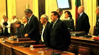 A sinistra Alessandro Cosimi che oggi sarà impegnato con la delegazione dell’Anci sulle questioni della crisi economica. Sopra uno scorcio della giunta riunita durante una seduta dl consiglio nel salone consiliare