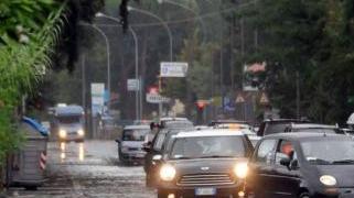 <b>NUBIFRAGIO DI FINE ESTATE.</b> Due immagini di via delle Pinete allagata, così come i sottopassi delle strade di collegamento tra Marina e centro città