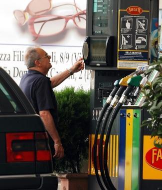 A confronto dieci distributori piombinesi Piccole differenze di prezzo al litro che per&ograve; incidono sui bilanci di chi deve usare spesso la macchina                