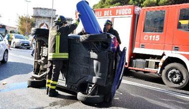 Auto si ribalta sul viale Italia, uomo intrappolato nell'abitacolo