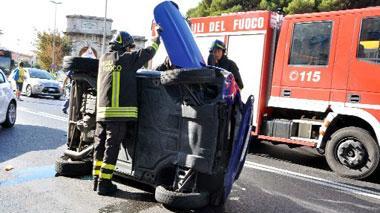 Auto si ribalta sul viale Italia, uomo intrappolato nell'abitacolo