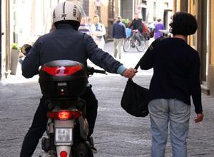 Scippi e rapine alle donne: la polizia arresta quattro persone