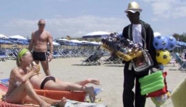 Falsi in spiaggia, raffica di denunce dei carabinieri