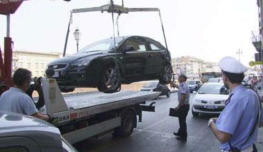 Fa rimuovere un'auto in sosta vietata, aggredito vigile urbano