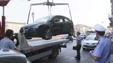 Fa rimuovere un'auto in sosta vietata, aggredito vigile urbano
