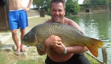 Pesca una carpa regina di oltre 23 chili al lago di Santa Maria a Monte