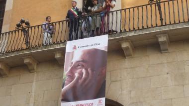 Italiano rapito in Sudan, maxi-foto sul balcone del Comune
