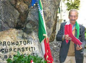 Salta la festa della Liberazione, ma un gruppo di persone rende omaggio al monumento