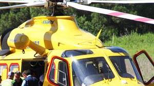 Sbalzato fuori dall'auto, grave trentenne
