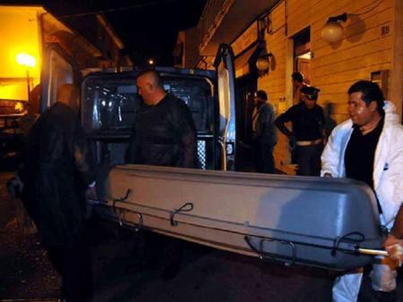 Resta ai domiciliari il padre omicida domani l'autopsia sul figlio ucciso