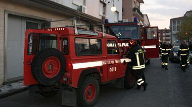 Auto si ribalta e finisce nel fosso: due feriti