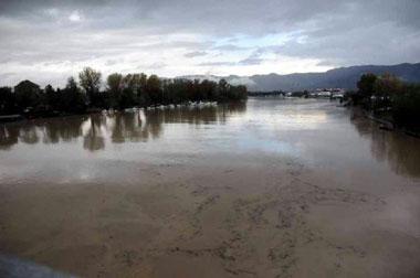 Campeggiano sulle rive del fiume ingrossato, salvati dai pompieri