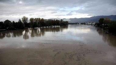 Campeggiano sulle rive del fiume ingrossato, salvati dai pompieri