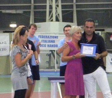 <b>CERIMONIA </b>La consegna di una targa ai familiari 