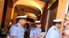 Una pattuglia dei vigili urbani
