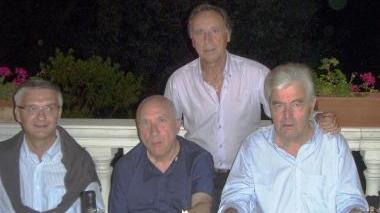 I bambini di un villaggio dove opera Shalom e sopra da sinistra Renato Colombai, don Andrea Cristiani, il dottore Beconcini e il sindaco Toni