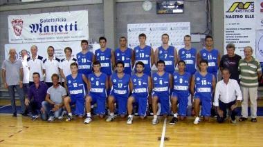 La squadra della Pallacanestro Empoli posa coi tecnici e dirigenti con le nuove casacche targate Koipack Nel gruppo anche Giuliano e Marco Arrighi responsabili dell’azienda