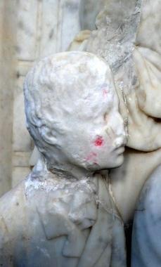 Il bassorilievo danneggiato 