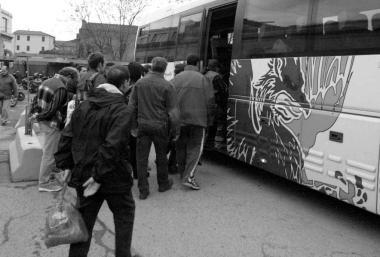 Operai salgono sullautobus 