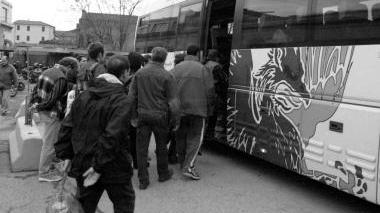 Operai salgono sull’autobus