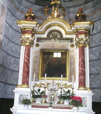 Laltare di recente restaurato sul quale sar&agrave; traslato il quadro 
