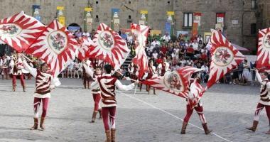 <b>LA GARA.</b> Unimmagine dellesibizione in piazza dei Priori 