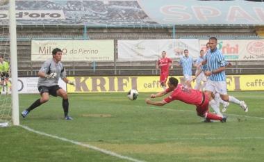 Il gol segnato da Perna a Ferrara e contestato dagli avversari per il tocco di braccio 