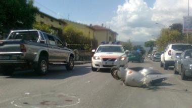 Lo scooter a terra dopo l’incidente