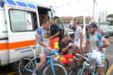 Lambulanza intervenuta domenica per curare alcuni ciclisti caduti in gara 