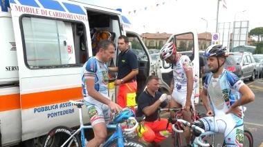L’ambulanza intervenuta domenica per curare alcuni ciclisti caduti in gara