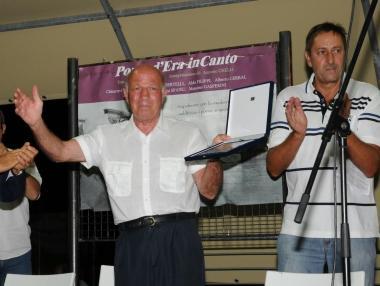 Sandro Mazzinghi premiato da Riccardo Minuti (a destra) 