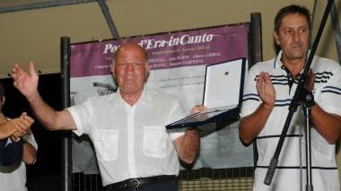 Sandro Mazzinghi premiato da Riccardo Minuti (a destra)