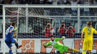 A sinistra il primo gol di Immobile (su rigore) nella sconfitta di Pescara, qui sopra la rete di Cascione che ha deciso l’incontro andato in scena allo stadio Adriatico e a destra il gol del raddoppio firmato dall’attaccante ungherese Feczesin nel corso della partita persa domenica scorsa in casa del Brescia