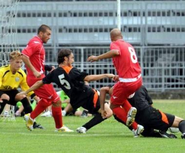 Alcune immagini del match vittorioso contro la PesciaUzzanese: accanto unazione confusa. Sopra, i tifosi della Massese: come sempre hanno dato il loro contributo  