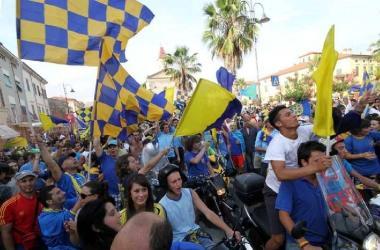 Il tifo azzurro e a lato la partita sospesa a Cremona 