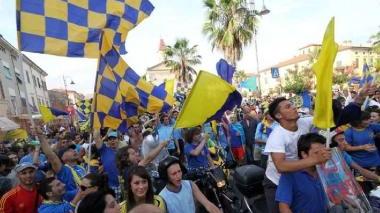 Il tifo azzurro e a lato la partita sospesa a Cremona