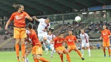 Nelle due foto, l’attaccante arancione Gabriele Scandurra subito in rete al debutto in campionato contro il Ravenna