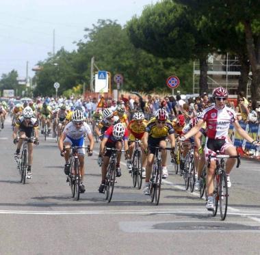 Una gara di ciclisti della categoria Esordienti sulle strade della Toscana 
