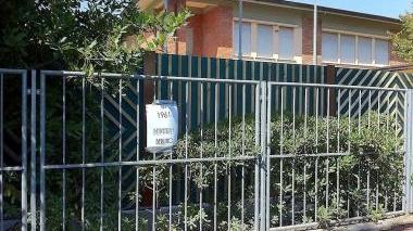 <strong>BOCCIATO.</strong> A destra, il pannello che è stato collocato dietro la recinzione del Liceo. Sotto, il volantino di protesta affisso qualche giorno fa