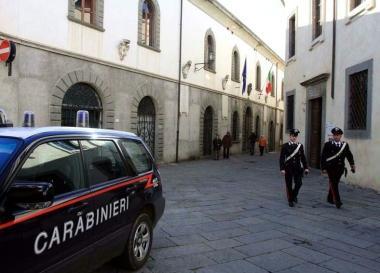 Carabinieri davanti al Comune di Fivizzano (foto darchivio)                   