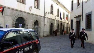 Carabinieri davanti al Comune di Fivizzano (foto d’archivio)