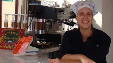 In alto una foto di Loretta Landroni a Salta in Argentina, sopra il bar di Buenos Aires