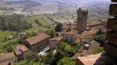 Una veduta del centro di San Miniato e sotto a destra Villa Sonnino