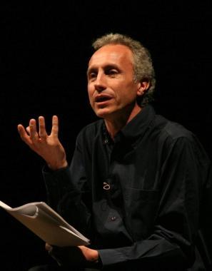 Il giornalista Marco Travaglio durante lo spettacolo   