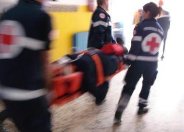 <b>I SOCCORSI.</b> I sanitari in una foto darchivio e sotto il medico legale Maurizio Ratti  