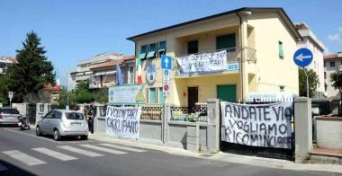 La protesta alla sede della Misericordia di Avenza 