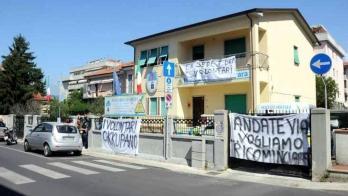 La protesta alla sede della Misericordia di Avenza